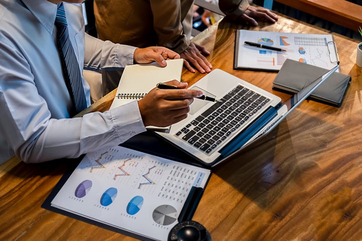 Un auditeur analyse des documents