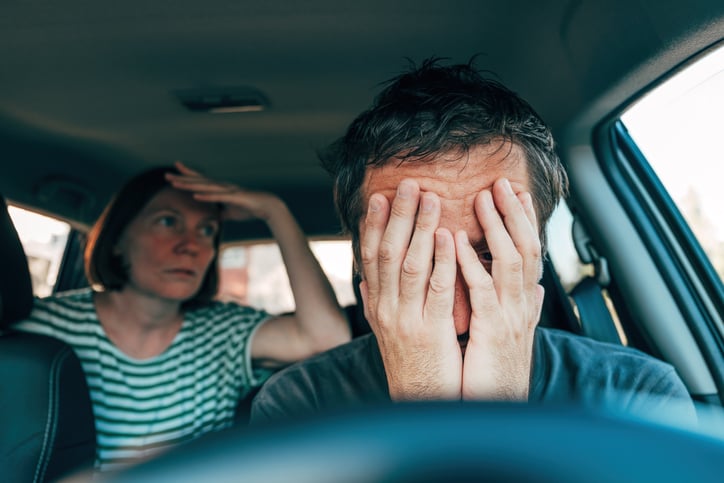 Un couple triste dans une voiture