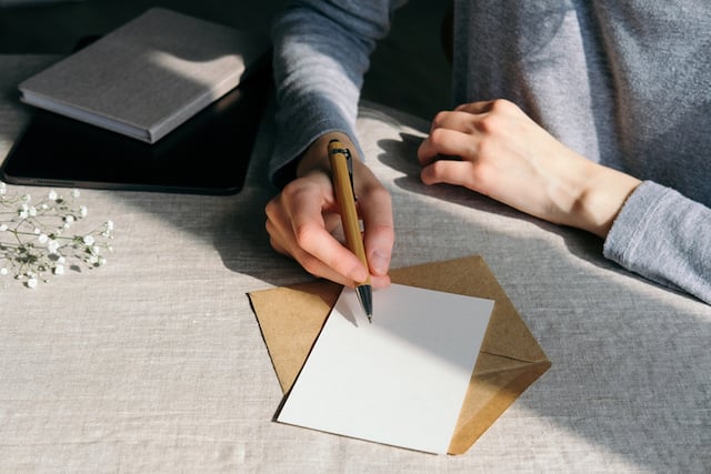Une femme qui &eacute;crit une lettre