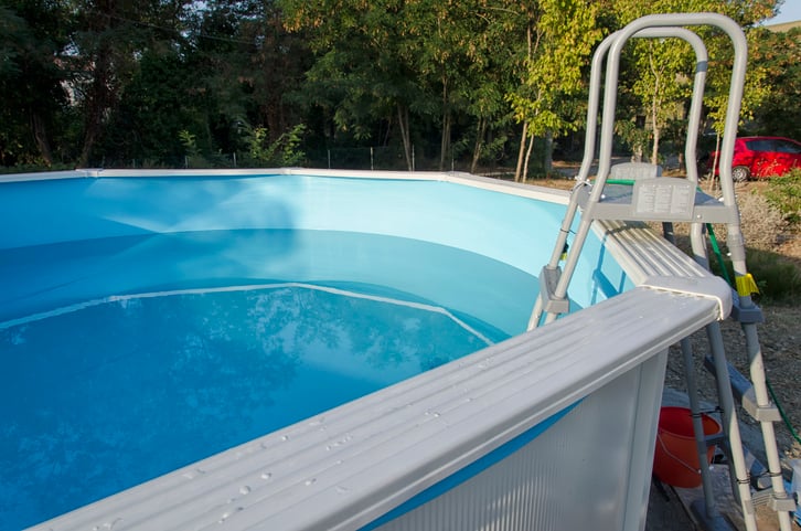L'&eacute;chelle d'une piscine