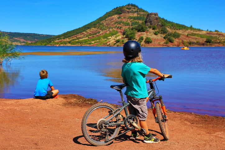 Des enfants au bord du lac du Salagou