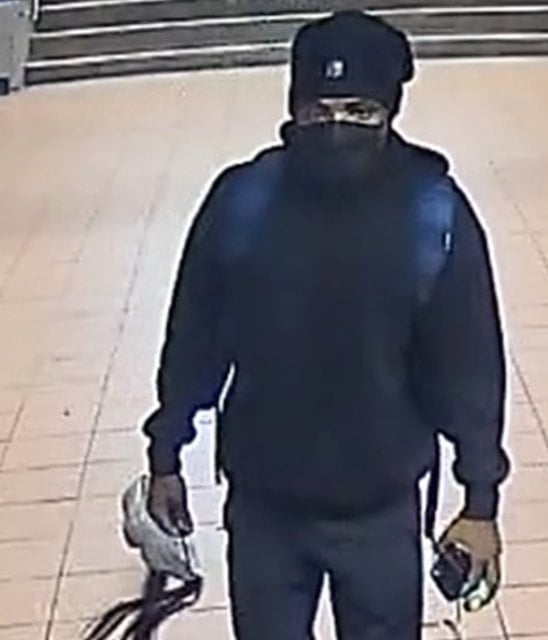 Le suspect portant &agrave; la main son masque inspir&eacute; de la poup&eacute;e tueuse Chucky 