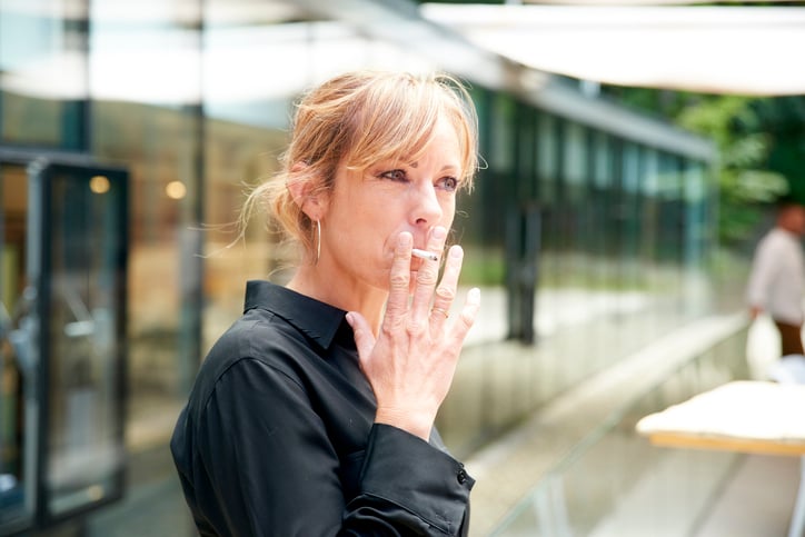 Une femme fume une cigarette