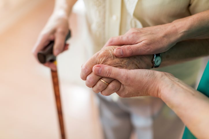 Les mains d'une femme âgée