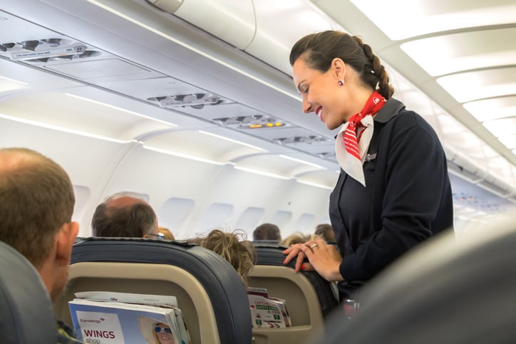 Une h&ocirc;tesse de l'air dans un avion
