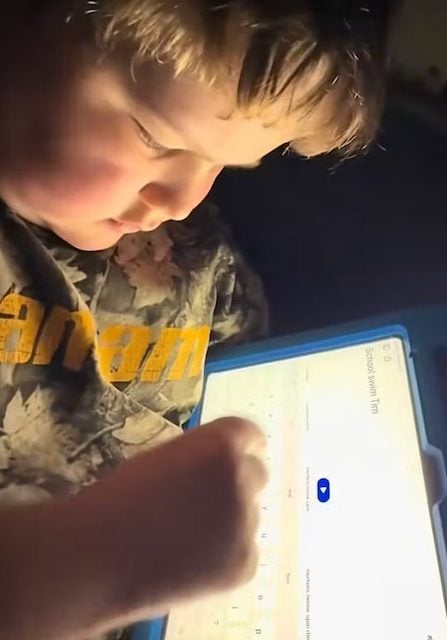 Hunter en train d'utiliser sa tablette 