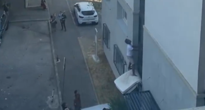 Un voisin avec un matelas