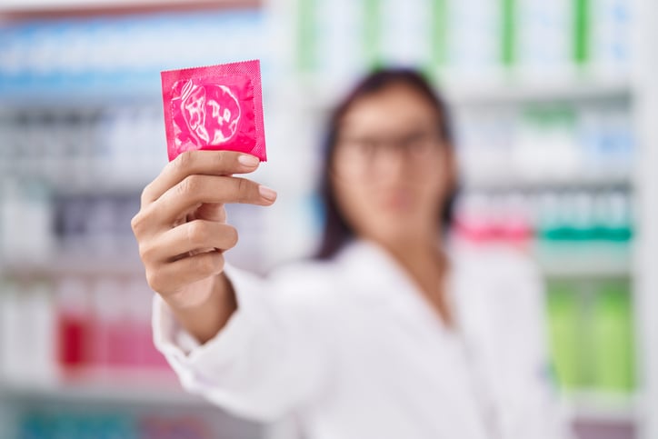 Une pharmacienne tend un pr&eacute;servatif