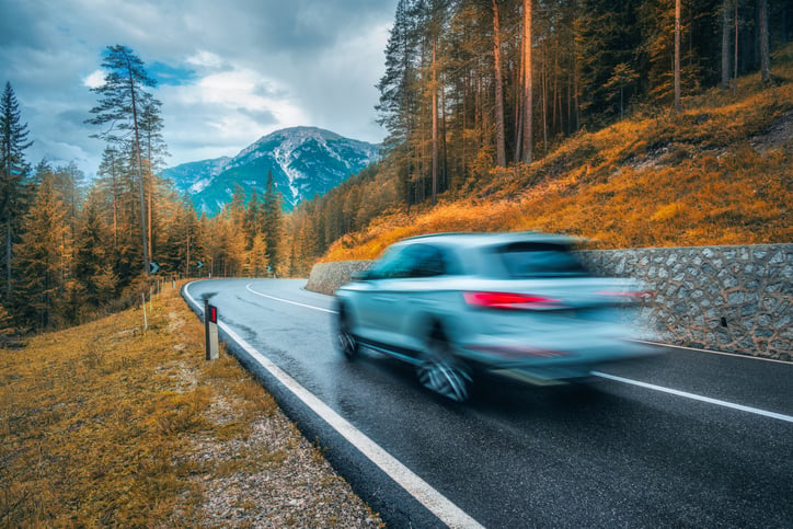Une voiture roule vite