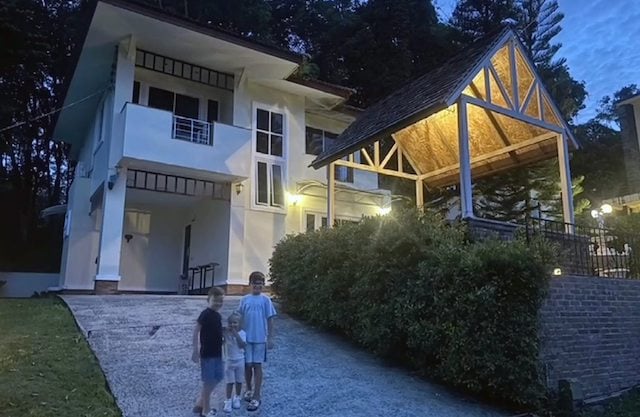 Les trois enfants du couple devant leur villa en Tha&iuml;lande 