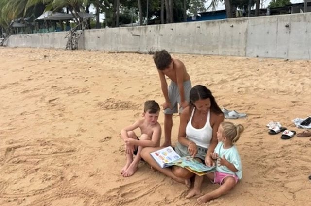 Jasmine Scarr et ses trois enfants &agrave; la plage