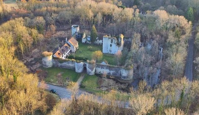 Ch&acirc;teau m&eacute;di&eacute;val de Mez-le-Mar&eacute;chal 