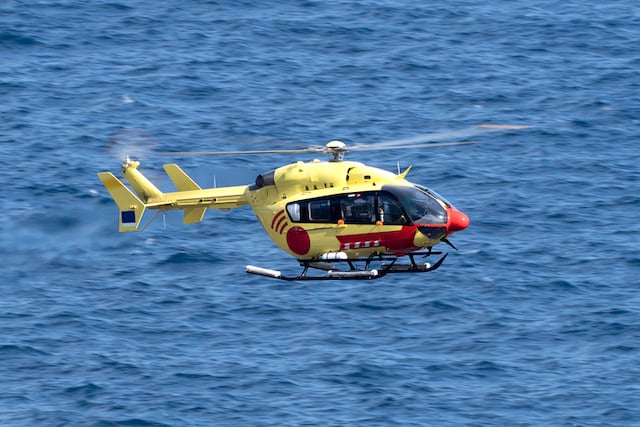 H&eacute;licopt&egrave;re de secours survolant l'oc&eacute;an 