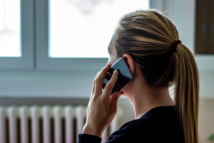 Une femme au t&eacute;l&eacute;phone