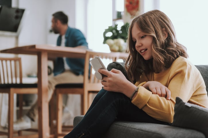 Une enfant utilise un smartphone