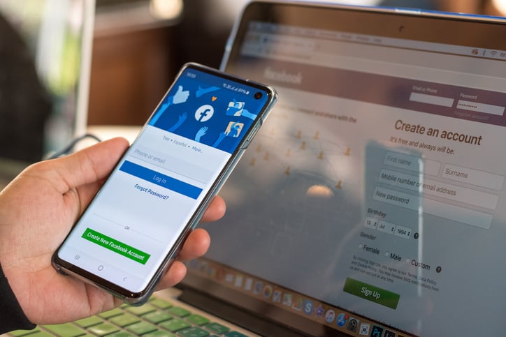 Facebook sur smartphone et ordinateur