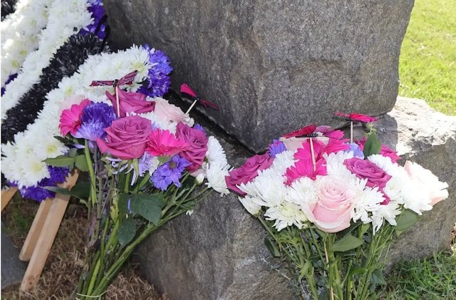 Bouquet de fleurs sur la tombe