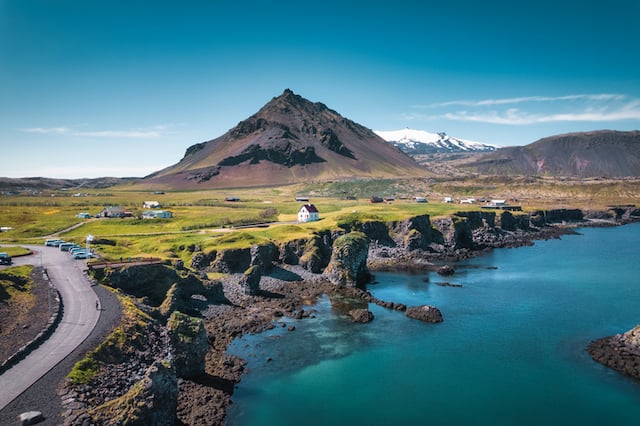 Village de p&ecirc;cheurs d&rsquo;Arnarstapi sur la c&ocirc;te de la p&eacute;ninsule de Snaefellsnes en Islande