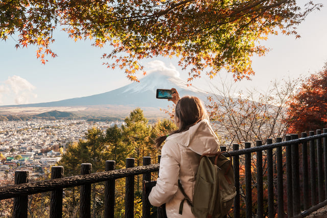 Une touriste en train de photographier le Mont Fuji au Japon