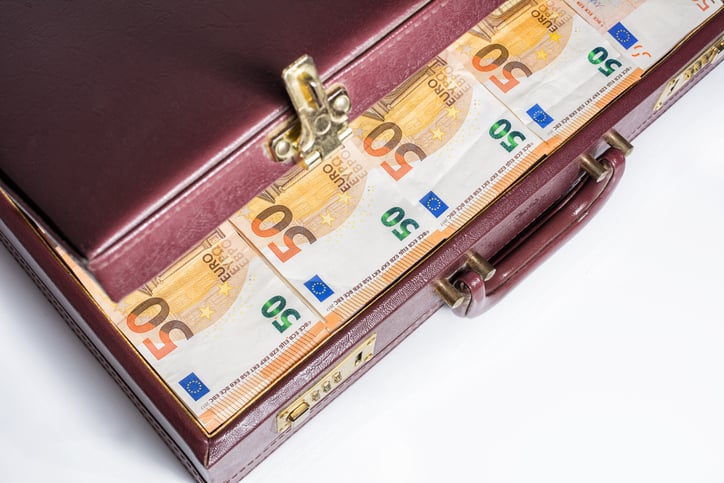 Une valise remplie de billets