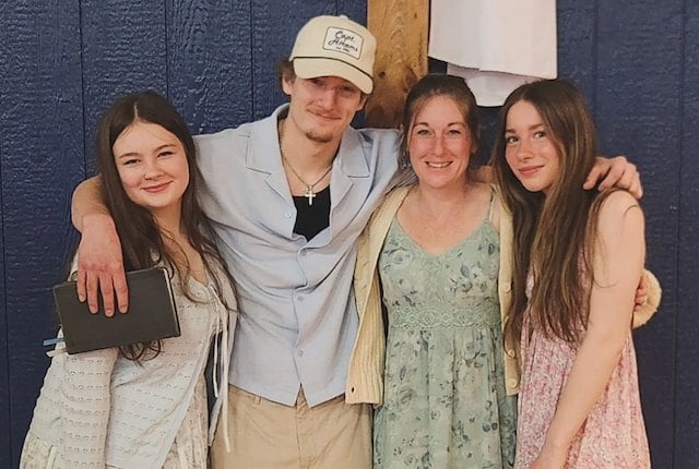 Ashley Taunton, au centre et ses trois enfants