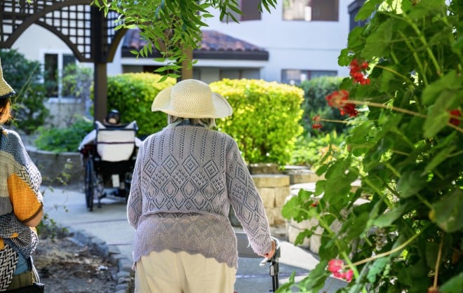 Une personne &acirc;g&eacute;e dans le jardin d'un Ehpad