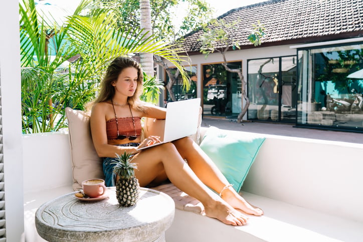 Une femme travaille sur une terrasse