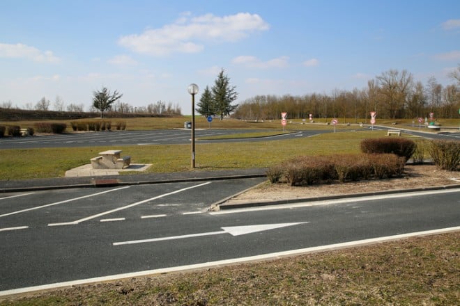 Une aire d'autoroute 