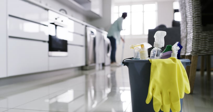 Un seau rempli de produits m&eacute;nagers