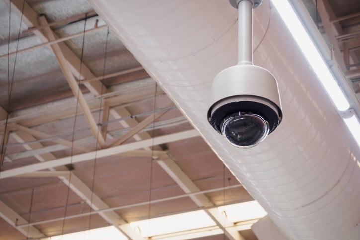 Une cam&eacute;ra de surveillance