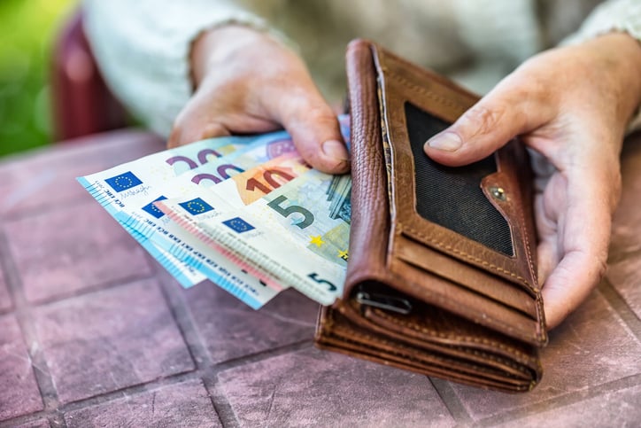 Des billets dans un portefeuille