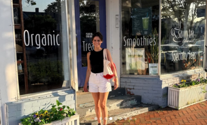 Jackie Davalos devant une p&acirc;tisserie