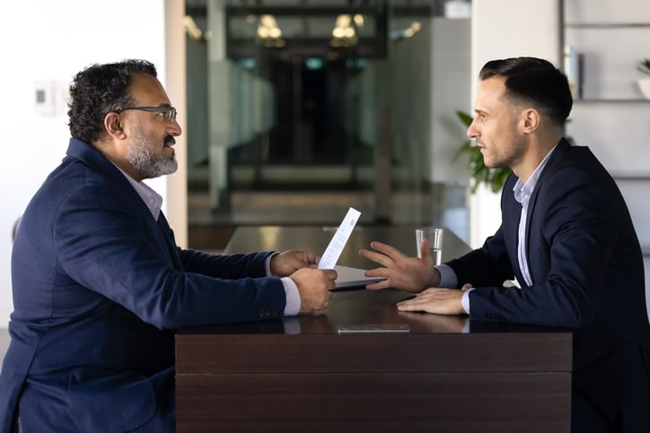 Une discussion entre deux hommes d'affaires