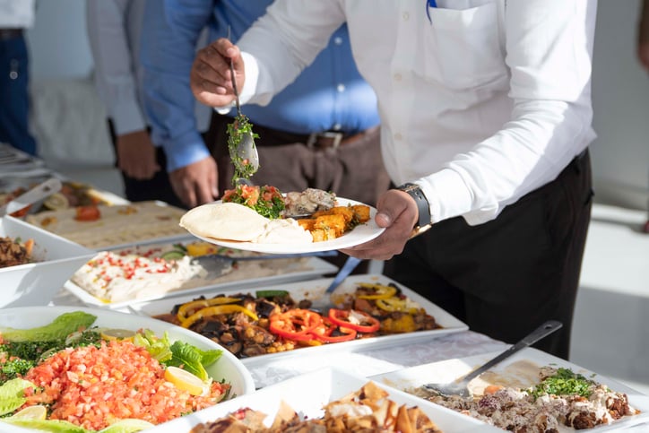 Un homme se sert au buffet