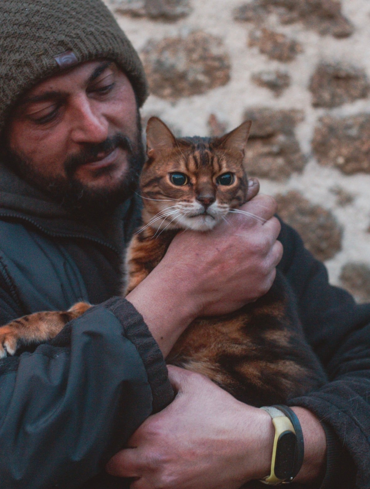 Un membre du sanctuaire et un chat