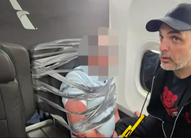 L'homme attach&eacute; par les autres passagers