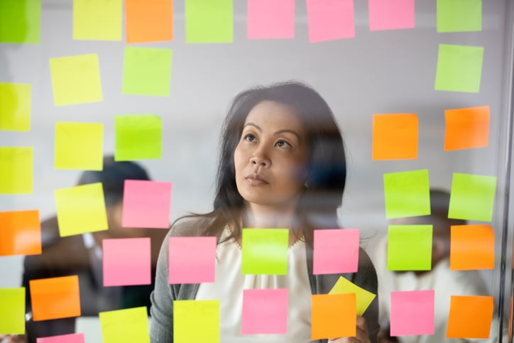 Une femme devant des post-its