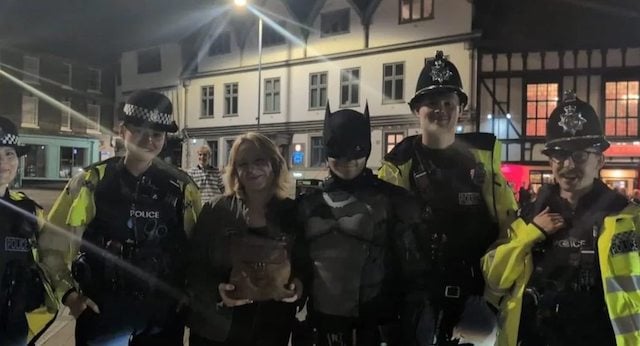  Sonni Mason et sa bande d'amis en train de poser avec des policiers