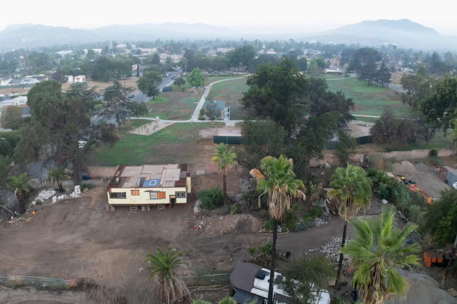 La maison sur le terrain incendi&eacute;