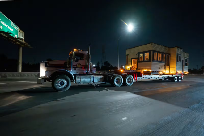 Une partie de la maison sur un camion