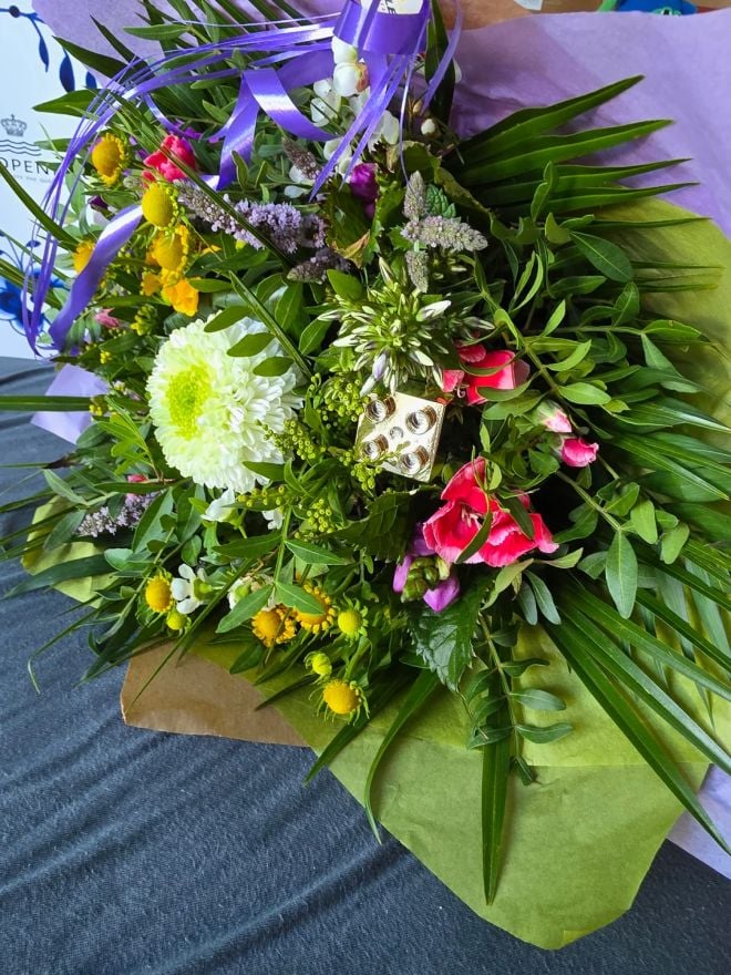 La brique LEGO dans le bouquet de fleurs