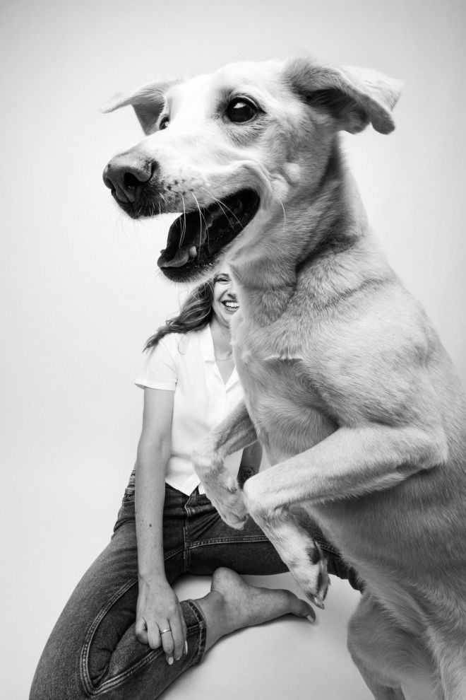 Un chien devant une femme