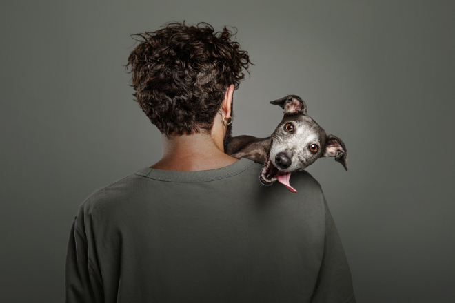 Un chien dans les bras d'un homme