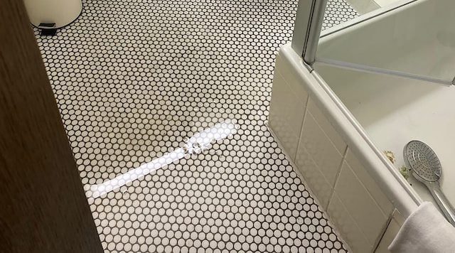 Le bac de douche dans la chambre d'h&ocirc;tel