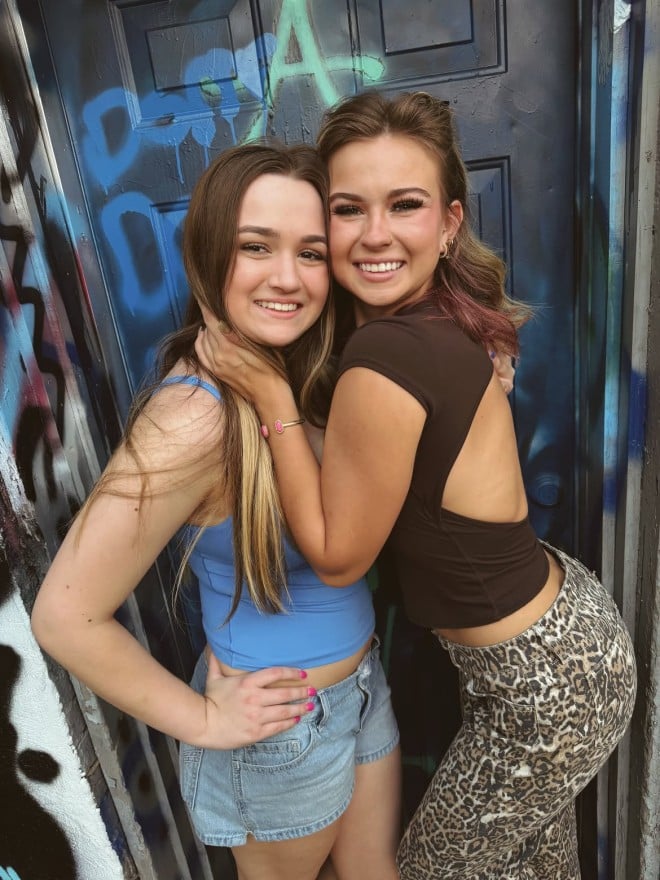Chlo&eacute; et Lily