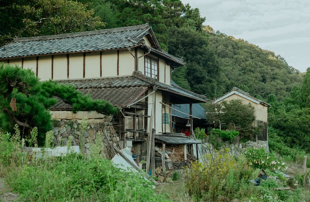 Une maison abandonn&eacute; dans la campagne japonaise