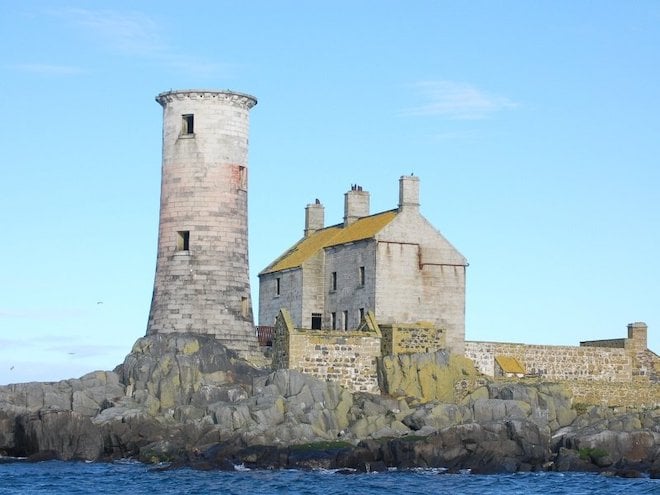 Le phare Ouest abandonn&eacute;