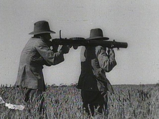 Deux soldats &eacute;quip&eacute;s de mitrailleuses 