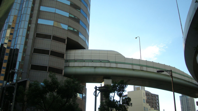 L'autoroute passe dans l'immeuble