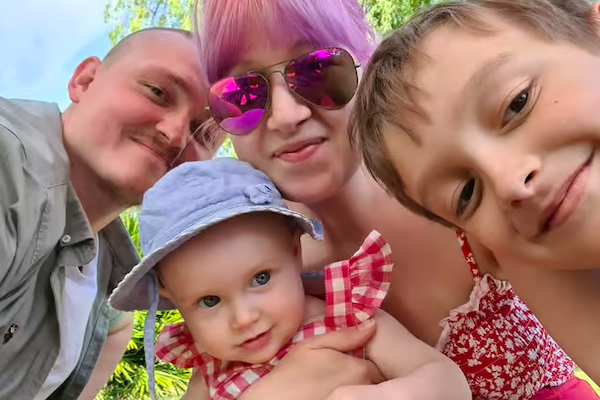 Lewis et Jordan Vye avec leurs enfants